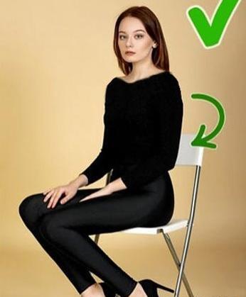 ژست عکس دخترانه روی صندلی