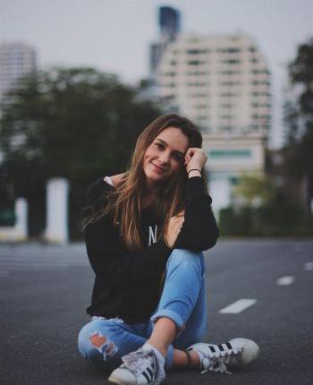 ژست عکس دخترانه روی صندلی