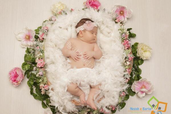 عکس نوزاد دختر در آتلیه
