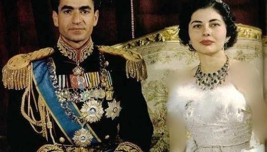 عکس لباس عروسی ثریا