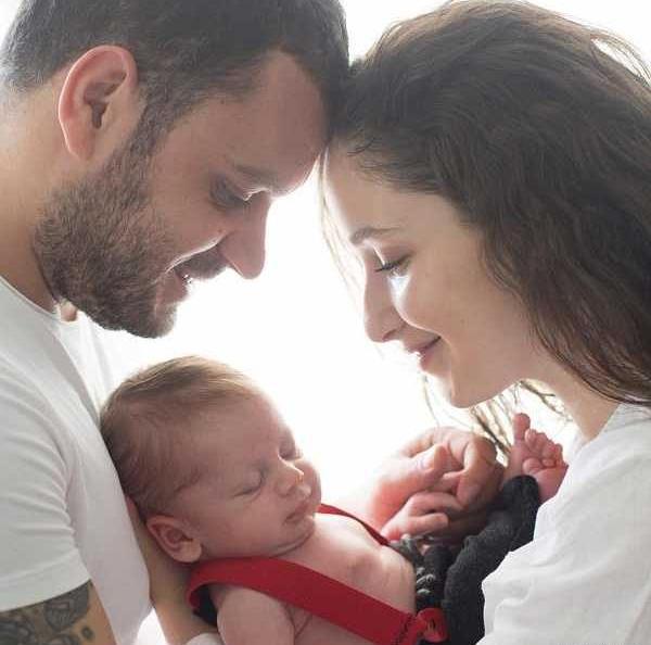 عکس بچه ی ایلول در غنچه های زخمی