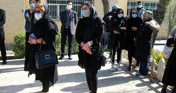 عکس شوهر ازاده نامداری در خاکسپاری