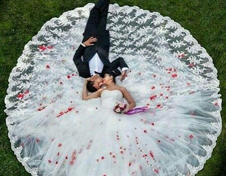 ژست عکس عروس و داماد خارجی عاشقانه