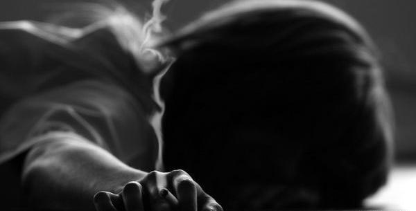 عکس دختر غمگین شب