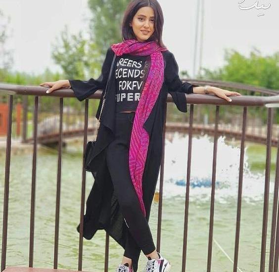 ژست عکس دخترونه فیک