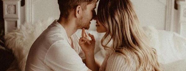 عکس دونفره عاشقانه در حال بوسیدن