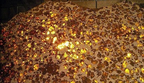 عکس شهاب سنگ طلایی