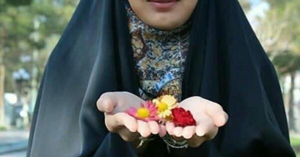 ژست عکس تولد با حجاب