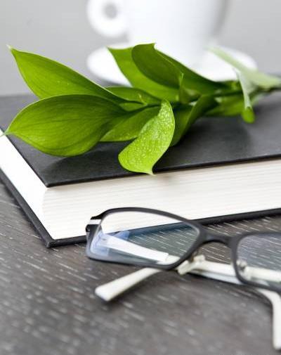 عکس کتاب و عینک