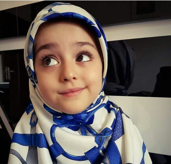 عکس دختر با حجاب چشم رنگی