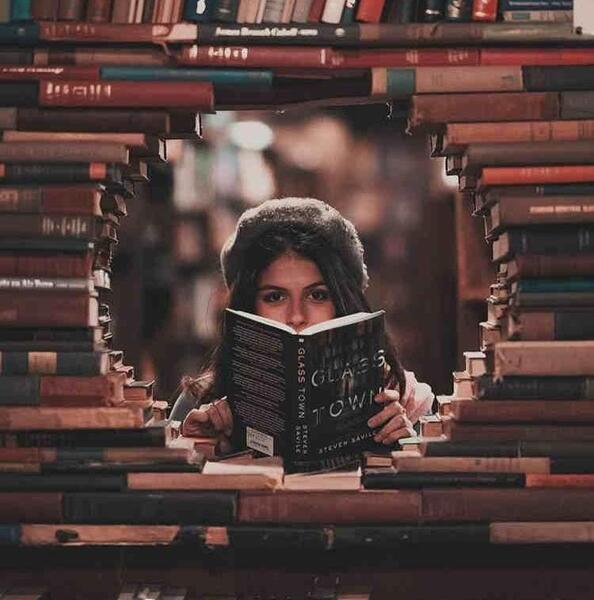 عکس فانتزی کتاب خواندن