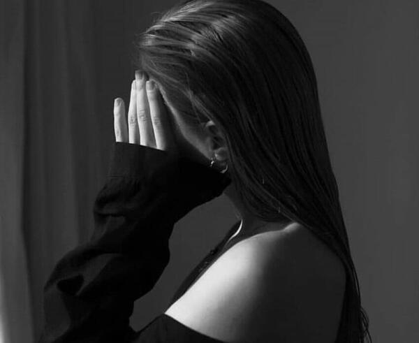 عکس دختر غمگین سیاه سفید بدون متن