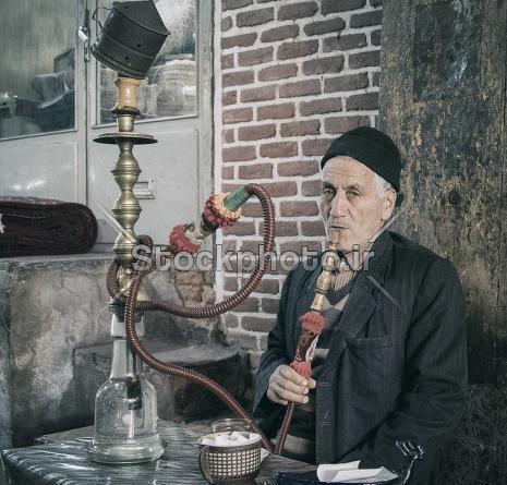عکس پیرمرد غمگین
