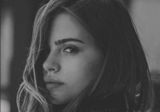 عکس دختر با لبخند غمگین