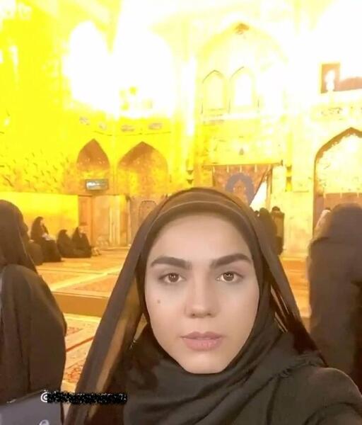 عکس دختر با حجاب کنار حرم امام رضا