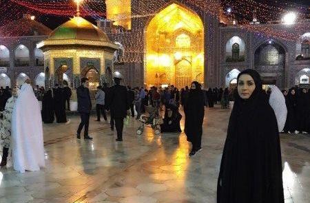 عکس دختر با حجاب کنار حرم امام رضا