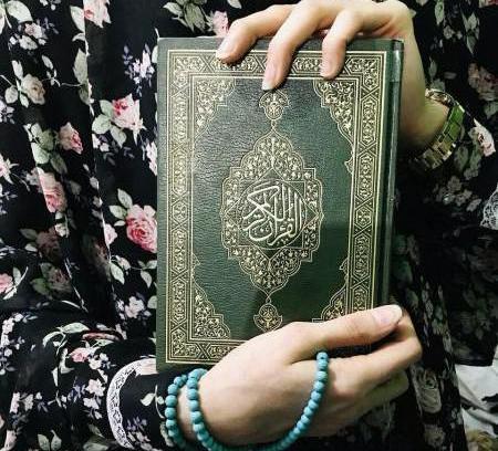 عکس قران تو دست دختر