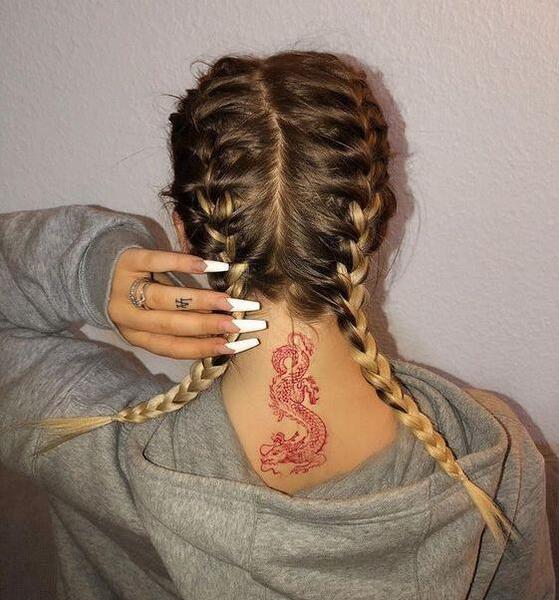 عکس تاتو لب روی گردن