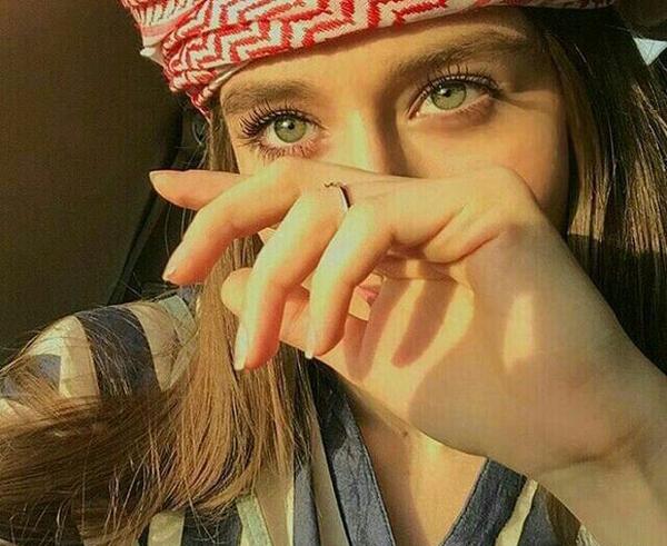 ژست عکس گرفتن دخترانه سلفی