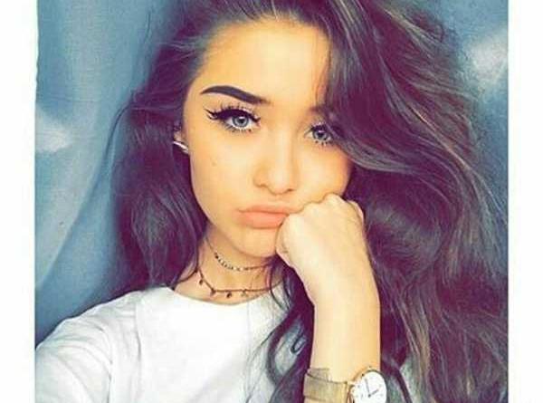 ژست عکس گرفتن دخترانه سلفی