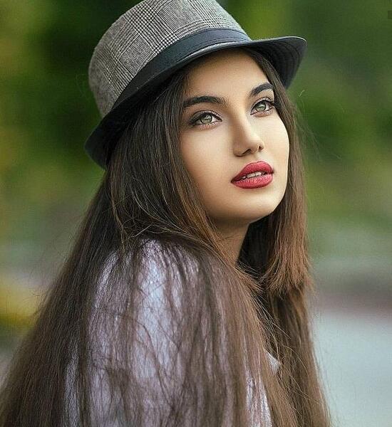 ژست عکس دختر زیبا برای پروفایل