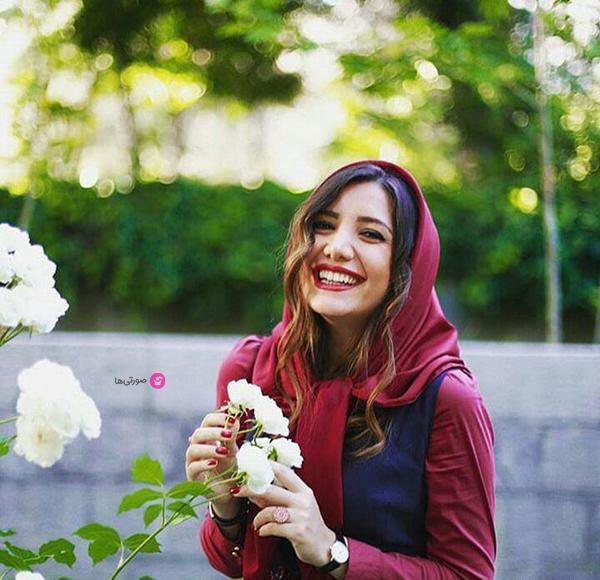 ژست عکس دختر زیبا برای پروفایل
