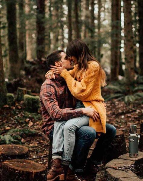 عکس دونفره عاشقانه در جنگل