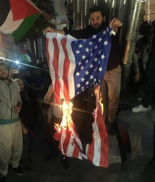عکس آتش زدن پرچم استقلال
