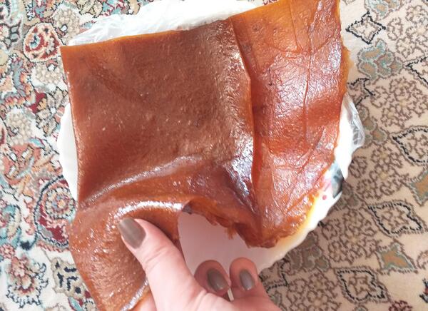 عکس لواشک تو دست دختر