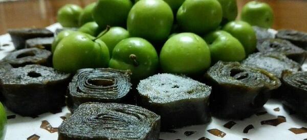 عکس لواشک تو دست دختر