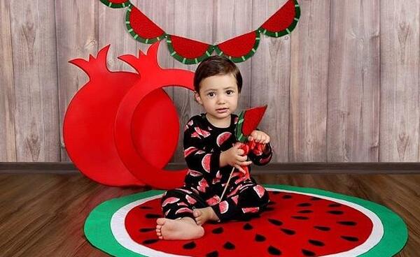 ژست عکس یلدایی کودک
