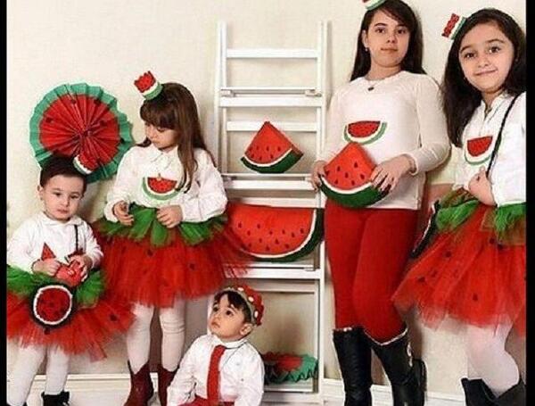ژست عکس یلدایی کودک