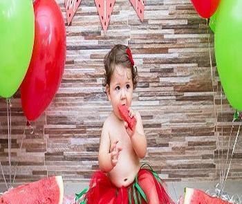 عکس یلدایی نوزاد در خانه