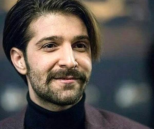 عکس حمید هیراد در شیرینی فروشی با لباس راحتی
