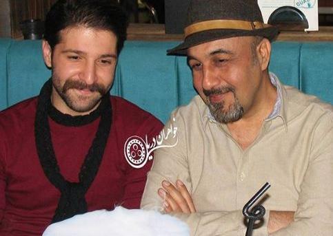 عکس حمید هیراد در شیرینی فروشی با لباس راحتی