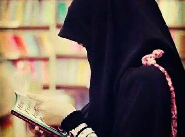 عکس دختر با حجاب در حال کتاب خواندن
