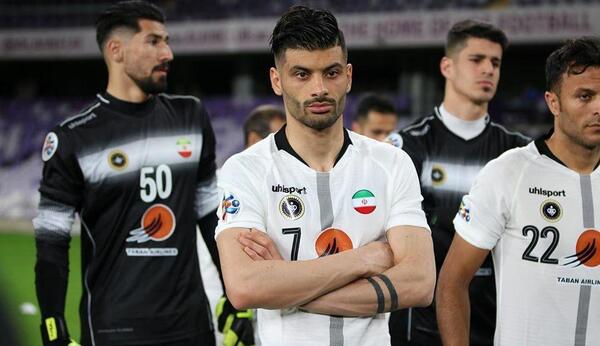 عکس سعید آقایی با لباس پرسپولیس
