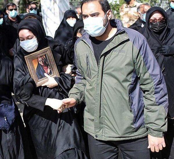 عکس سجاد عبادی در مراسم خاکسپاری آزاده نامداری