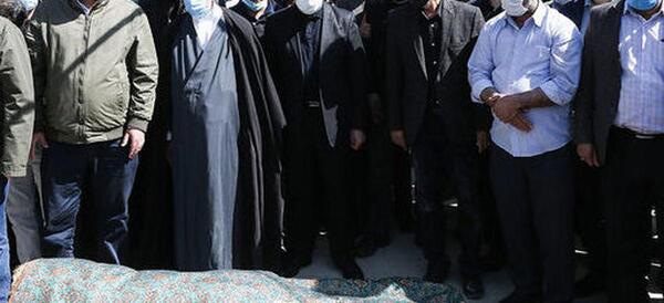 عکس سجاد عبادی در مراسم خاکسپاری آزاده نامداری