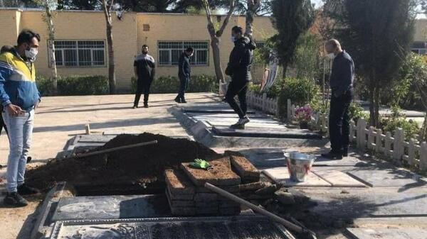 عکس سجاد عبادی در مراسم خاکسپاری آزاده نامداری