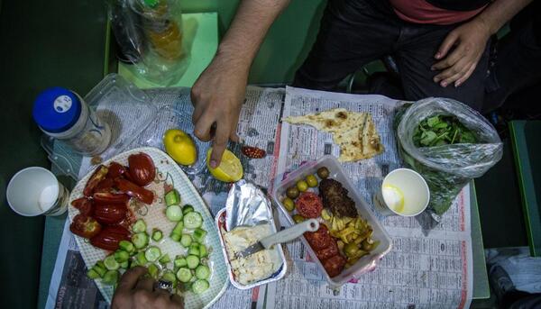 عکس ساده از سفره افطار