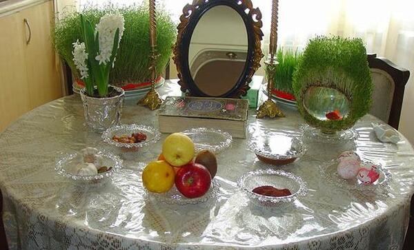 عکس سفره هفت سین روی میز