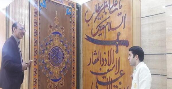 عکس حسن سازنده بزرگترین قرآن معرق جهان