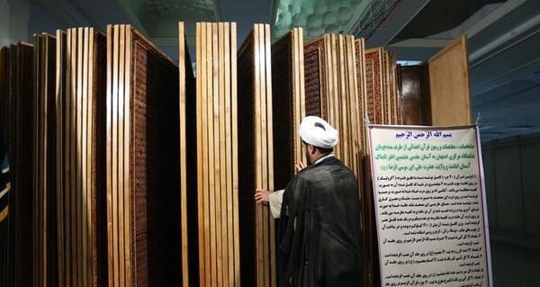 عکس حسن سازنده بزرگترین قرآن معرق جهان