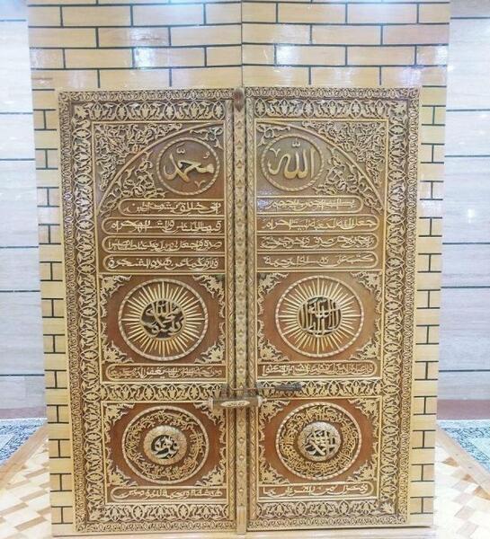 عکس حسن سازنده بزرگترین قرآن معرق جهان