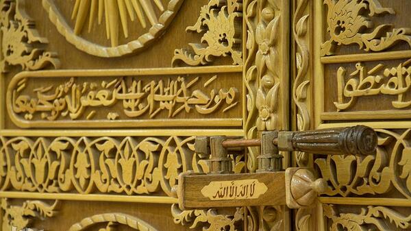 عکس حسن سازنده بزرگترین قرآن معرق جهان
