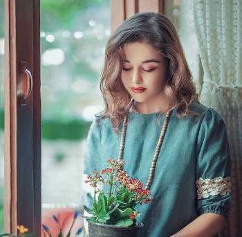 ژست عکس دخترانه در خانه