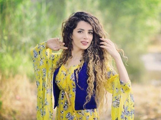 عکس سمیرا کارزان با لباس کردی