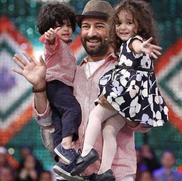 عکس حمید گلی و فرزندانش