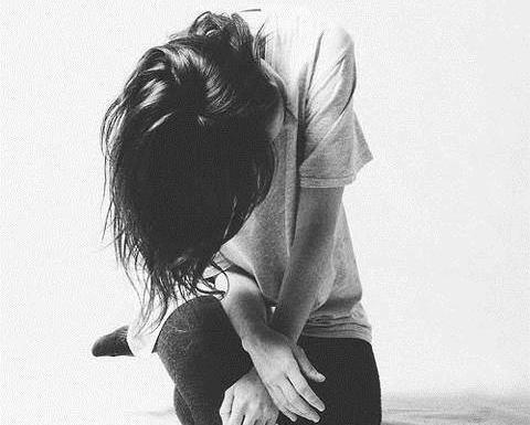عکس دختر غمگین سیاه سفید